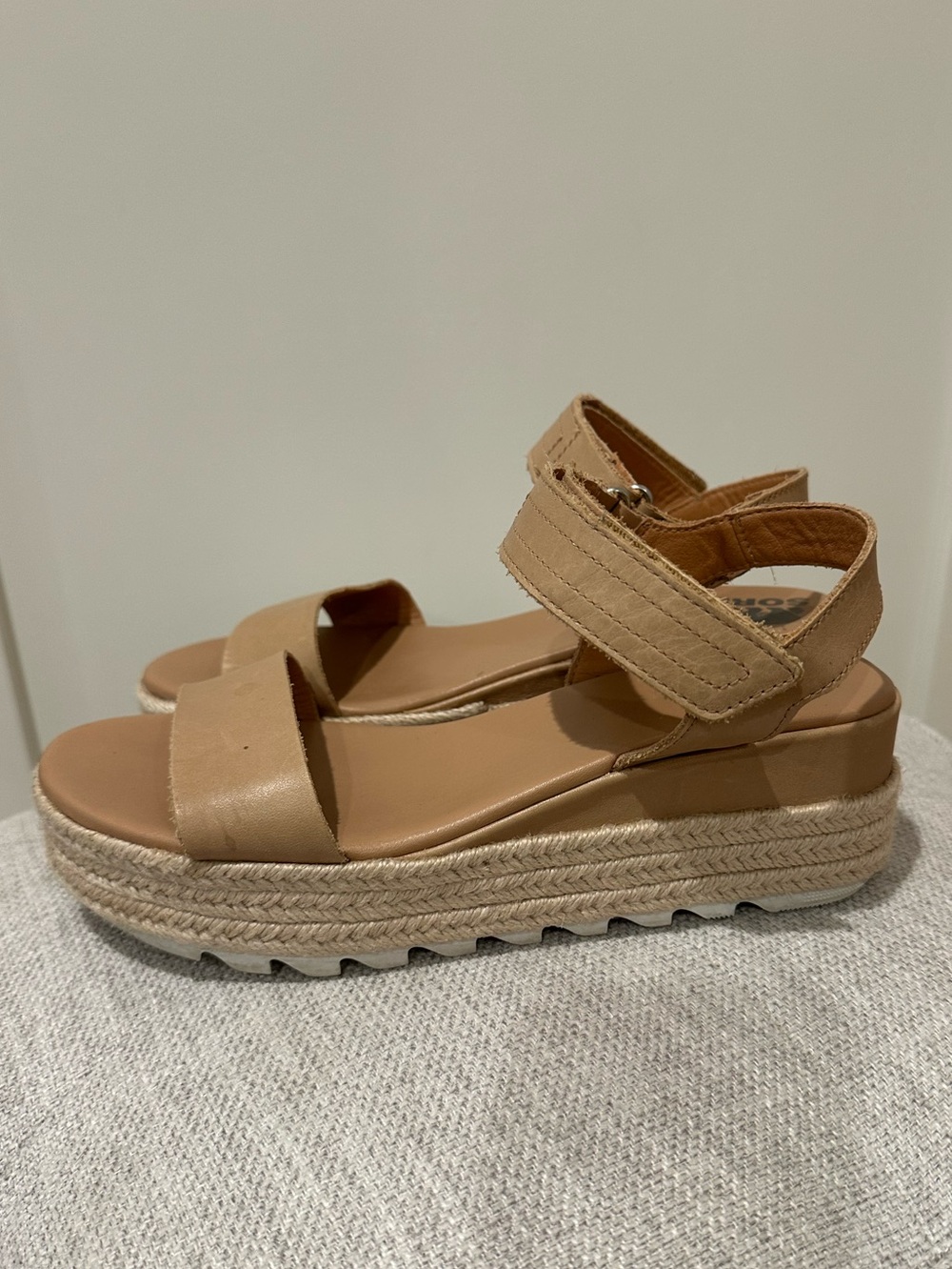 Sorel size 8 “Cameron” flatform leather sandal with espadrille sole